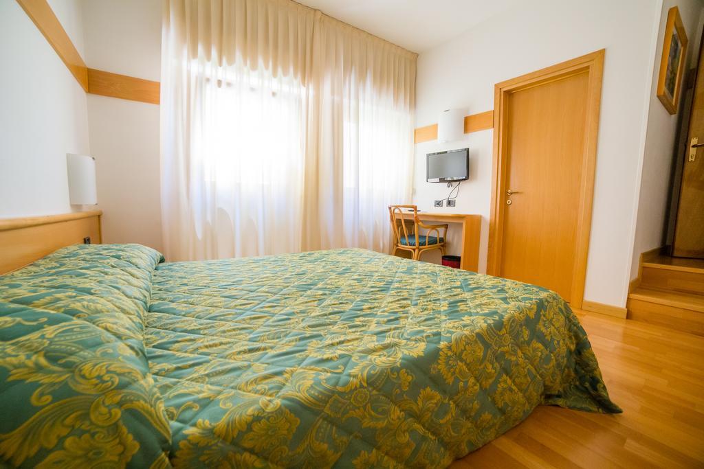 Albergo Benito Понте-нелле-Альпи Экстерьер фото